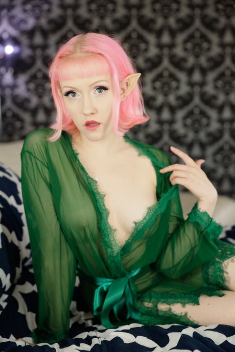 1111 customs: Auffälliges Cosplay-Model Evie Rees zieht sich bis auf die Strümpfe aus und posiert