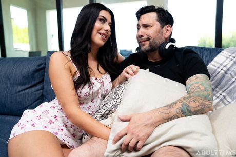 caught fapping: Brunette british stunner Gal Ritchie tempts her stepfather in a bra and panties