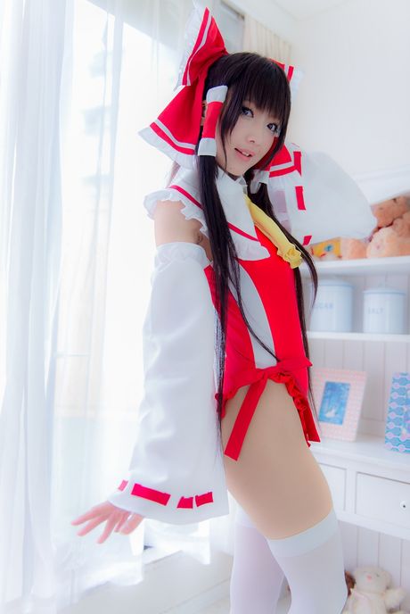 all gravure: Azjatycka lalka Kasyou Rosiel pokazuje swoje małe cycki i pozuje w białych pończochach