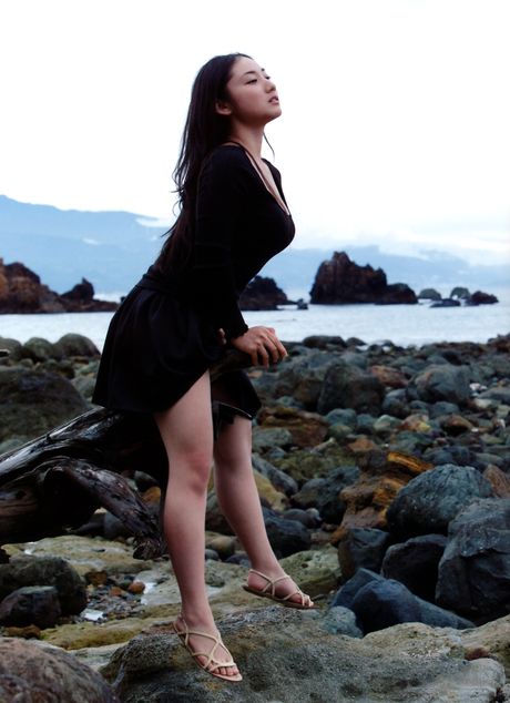 all gravure: Azjatka Saaya pokazuje swoje duże cycki i modelki w stanie surowym w wodzie