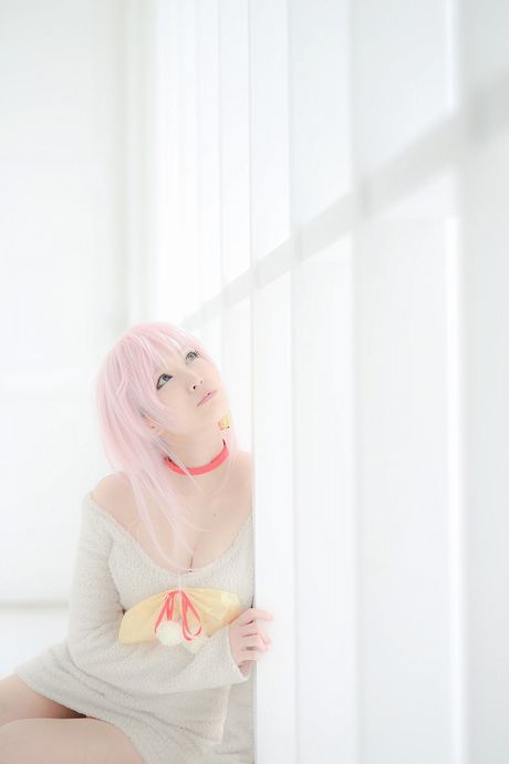 all gravure: Asian girl Lecha sports a pink wig while modelling in a sweater