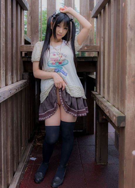 all gravure: アジアのカバーガール、レンフリーダム タイプ H1 が黒ストッキングを履いて毛布の上で裸になる