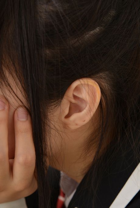 all gravure: アジアの女子高生、夏目雅子がストッキングを脱いでポーズをとる