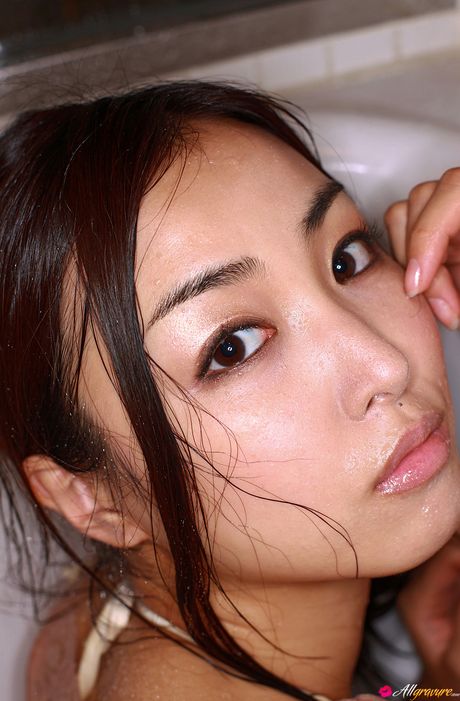 all gravure: La jolie asiatique Minase Yashiro dévoile ses gros melons et sa chatte chauve sous la douche
