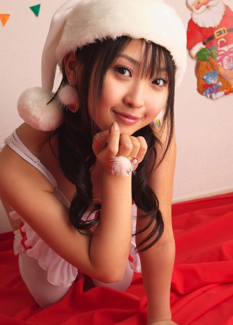 all gravure: Przy kominku w białych pończochach wygląda jak świąteczna