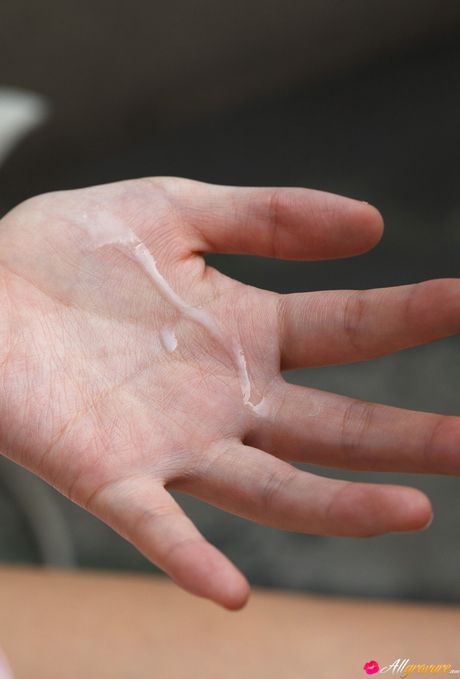 all gravure: Das asiatische Mädchen Kana Yume entblößt sich anmutig auf einem Sofa