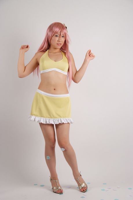 all gravure: 亞洲娃娃 Mizuki Akira 展示她的大胸部並穿著比基尼擺姿勢