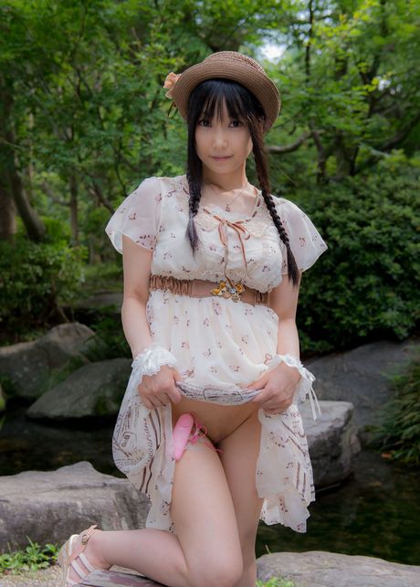 all gravure: アジアのキュートなレンフリーダムが花畑で裸になる