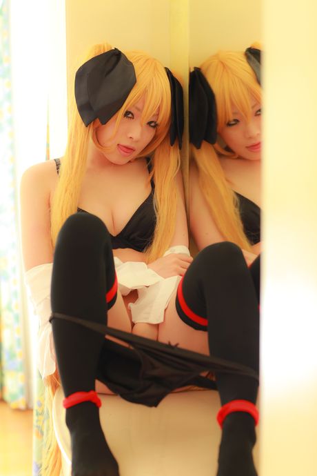 all gravure: 金髮日本封面女郎 Arai Yami 炫耀她漂亮的乳房並穿著絲襪擺姿勢