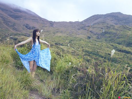 all gravure: Asian model Maomi Yuuki reveals her small tits and displays her bare skin in the field