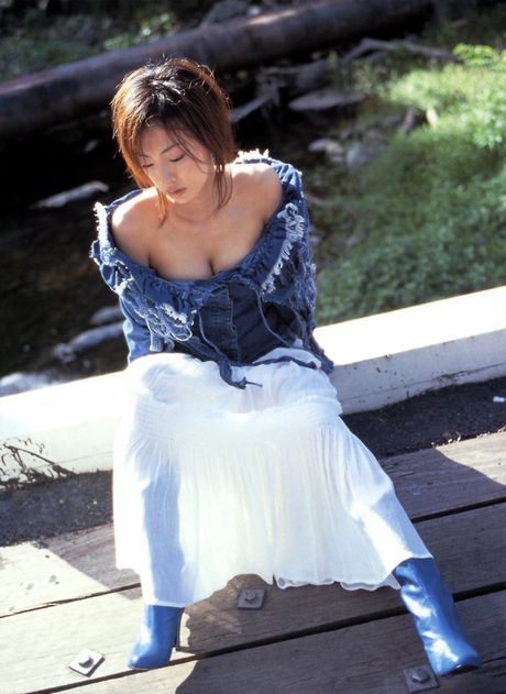 all gravure: La fille asiatique Masako Umemiya montre ses seins plats et sa chatte chauve dans un solo