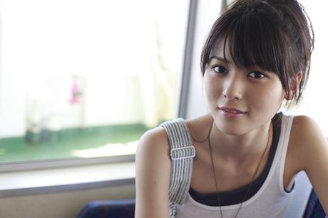 all gravure: アジアのキュートな矢島舞美が小ぶりなおっぱいを披露し、ソロでポーズをとる