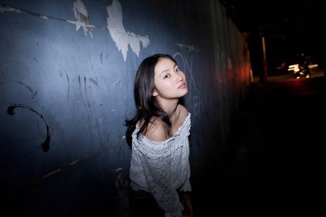 all gravure: Asian cutie Saaya highlights her nice tits and stands revealed in the nude in the backyard