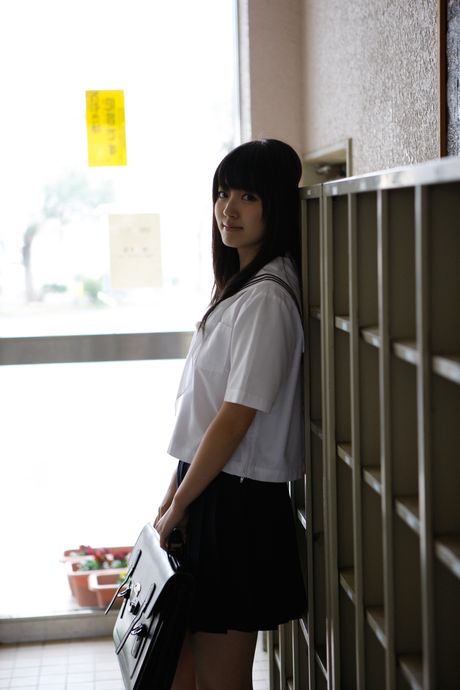 all gravure: La chica asiática Airi Suzuki se desnuda en un columpio con falda y calcetines