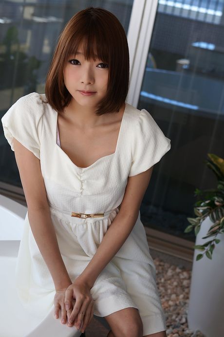 all gravure: Aziatische schone Ayane Suzukawa trekt haar jurk uit en toont haar lichaam