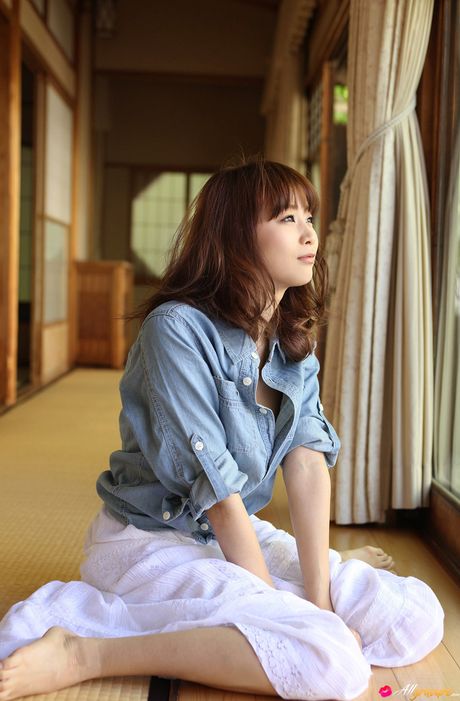 all gravure: Asian girl Akina Aoshima gets naked on a sofa in a sexy manner