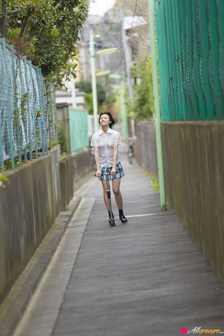 all gravure: アジアの美女、矢島舞美が小さなおっぱいを披露し、公園でポーズをとる