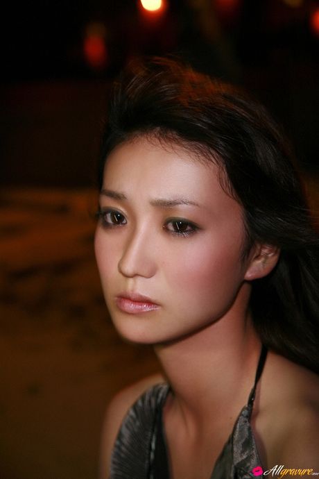 all gravure: La jolie asiatique Yuko Oshima exhibe ses petits seins naturels et expose sa nudité sur la plage