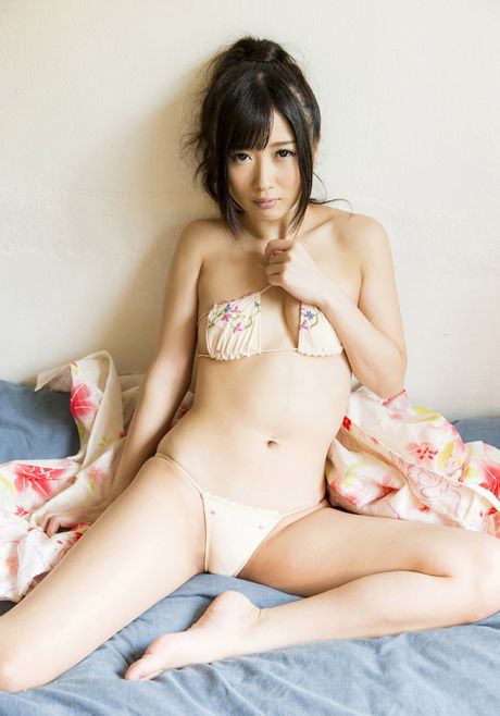 all gravure: La beauté asiatique Hibiki Ohtsuki enlève son kimono pour poser nue dans une cuisine