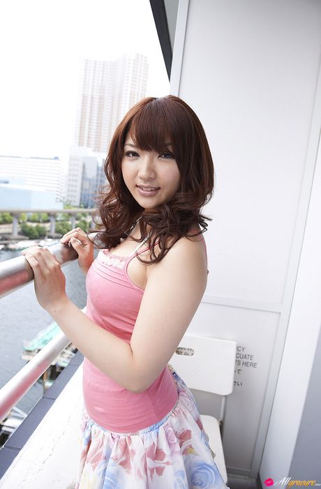 all gravure: La modelo asiática Shiori Kamisaki muestra sus grandes melones y su coño recortado