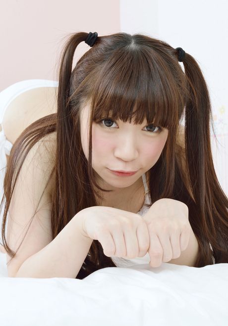 all gravure: Die asiatische Teenagerin USA Tsukishir zieht ihren BH und ihr Höschen aus und zeigt ihre nackte Haut