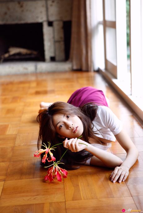 all gravure: Asian babe Asana Mamoru unveils her massive tits and poses in a solo