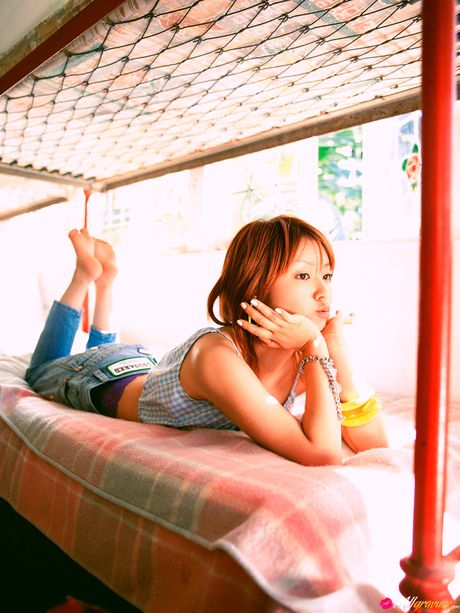 all gravure: La covergirl asiatique Asami Abe se dénude sur un lit dans une culotte transparente