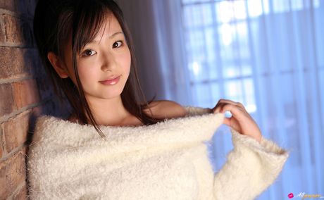 all gravure: La adolescente asiática Yuri Murakami revela sus enormes tetas y posa en lencería