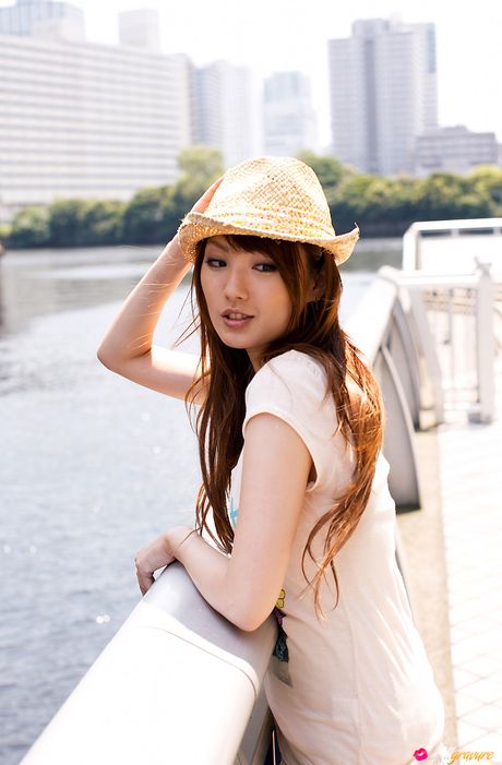 all gravure: La bellezza asiatica Tsubasa Amami si spoglia su un balcone prima di entrare