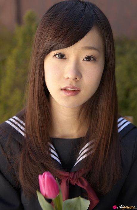 all gravure: La studentessa Kana Yuuki si spoglia e mostra le sue belle tette e posa in calze