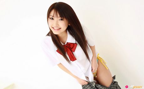 all gravure: Azjatycka laska Yoshiko Suenaga pokazuje swoje małe cycki i pozuje solo