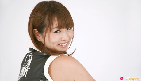 all gravure: La ragazza asiatica Shizuka Nakagawa mostra le sue tette piatte e posa in solitaria