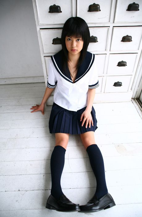 all gravure: A deslumbrante asiática Kasumi Irifune tira o uniforme e posa de meias