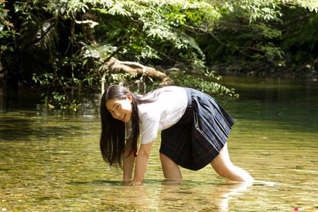 all gravure: Azjatycka lalka Saaya pokazuje swoje duże piersi i modeluje je w stanie surowym w lesie