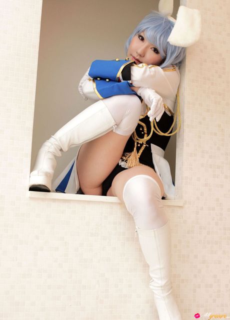 all gravure: Asian bunny Saku highlights her massive booty and spreads her pussy in a solo