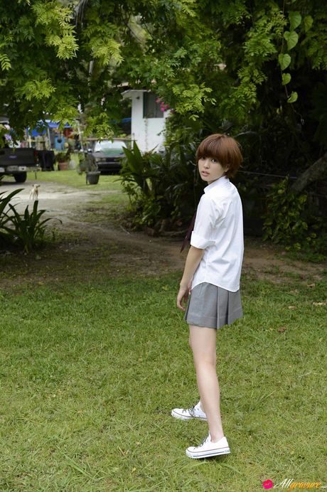 all gravure: La poupée asiatique Moe Arai montre ses petits seins et pose en bikini