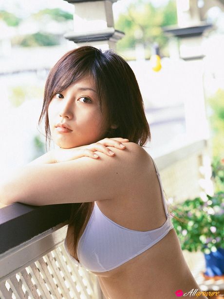 all gravure: Aziatische babe Yoko Mitsuya laat haar mooie tieten zien en poseert in een solo