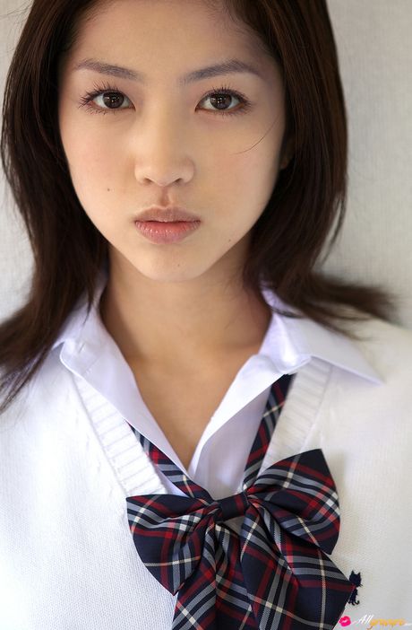 all gravure: Aziatische schoonheid Azusa Togashi laat haar kleine tieten zien en poseert in een solo