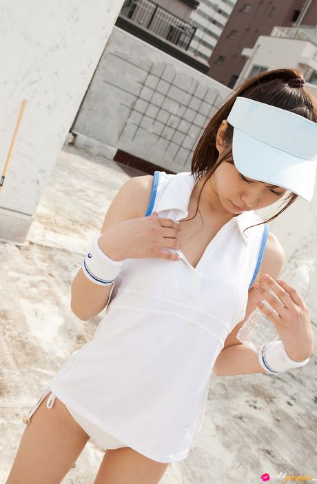 all gravure: La fantastica teenager giapponese Kana Yuki mette in evidenza le sue tette piccole e la sua figa stretta in un assolo
