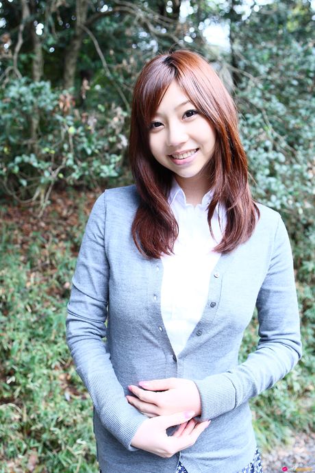 all gravure: Azjatycka piękność Maya Koizumi pokazuje swoje małe cycki i pozuje w lesie