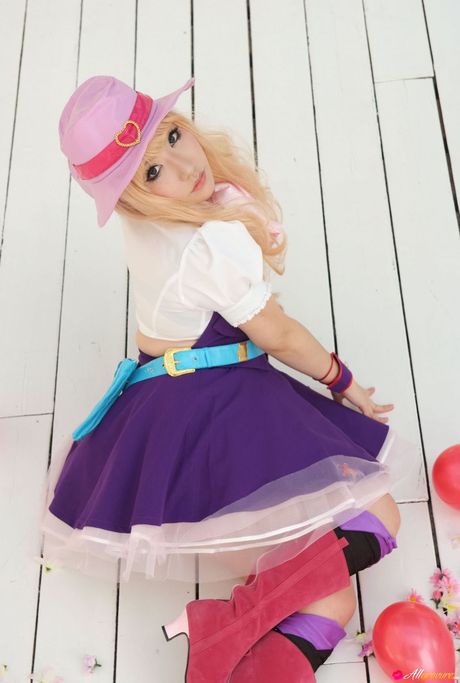 all gravure: Asian teen Saku models a hat and boots in a field of sunflowers