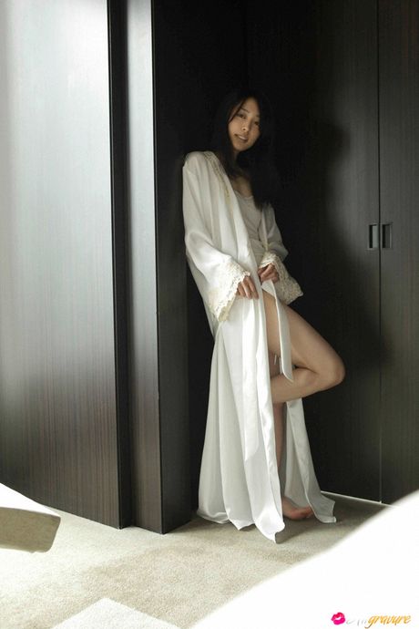 all gravure: アジアの美女、黒川芽依が裸になりながら不気味な笑顔を浮かべる