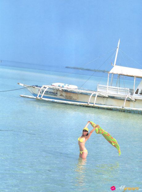 all gravure: La asiática Hiroko Sato muestra sus increíbles tetas y posa en bikini