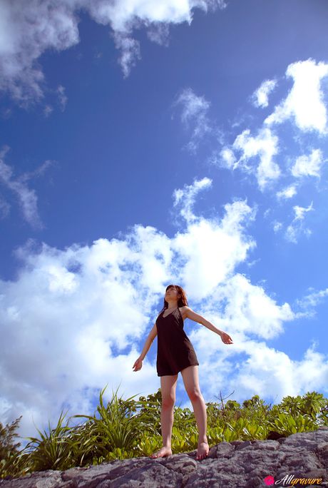 all gravure: La sexy asiatique Yoko Kumada met en valeur ses seins incroyables et pose en solo