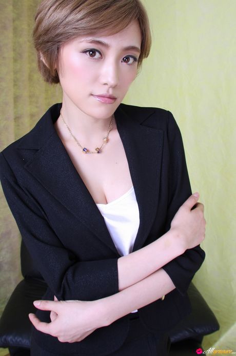 all gravure: 魅力的なアジアのティーン、石木優がパンティーを脱いでセクシーな体を披露