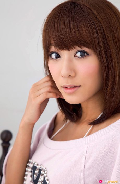 all gravure: La deslumbrante asiática Yuuko Shimizu expone sus pequeñas tetas y posa en solitario