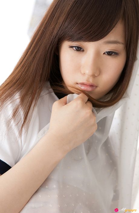 all gravure: La splendida Kana Yuuki sfoggia una coda di cavallo mentre fa la modella con i calzini al ginocchio
