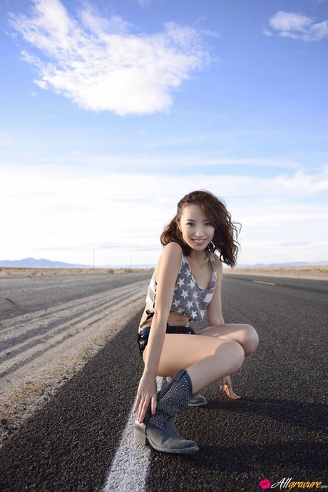 all gravure: La chica asiática Azusa Yamamoto muestra sus tetas planas y captura su apariencia deslumbrante en la playa