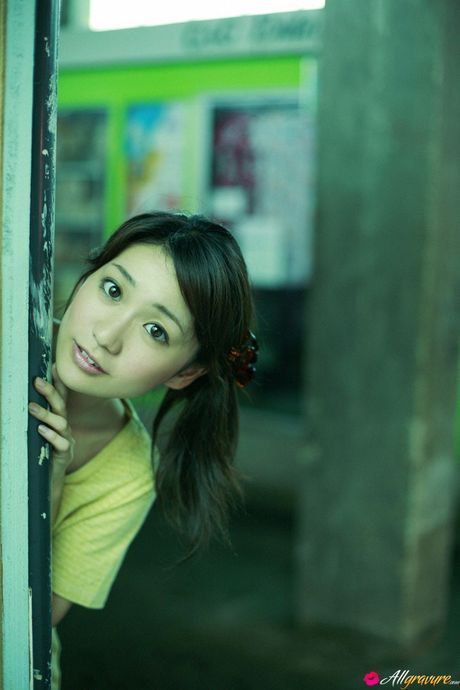 all gravure: La jolie asiatique Yuko Oshima exhibe ses petits seins et pose en bas