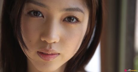 all gravure: Bruinogige Japanse babe met kleine tieten en een mooie kont poseert